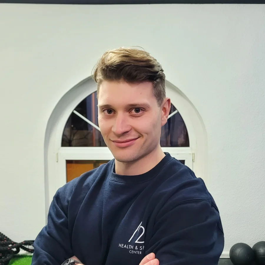 Maciej Święcicki, fizjoterapeuta, w sali treningowej gabinetu