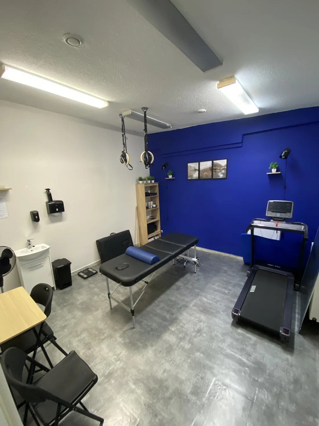 Sala terapii manualnej z bieżnią i stołem rehabilitacyjnym